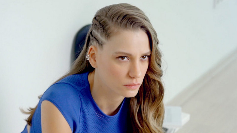 سرناي ساريكايا - Serenay Sarikaya